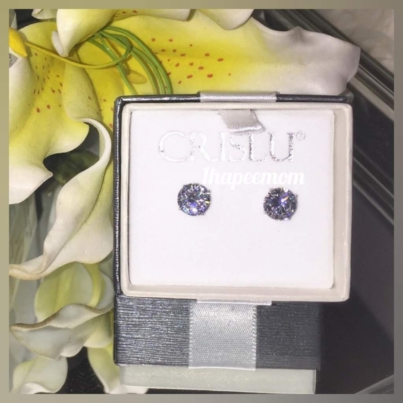 Diamond Studs 5A CZ in Pure Platinum - Picture 5 of 8